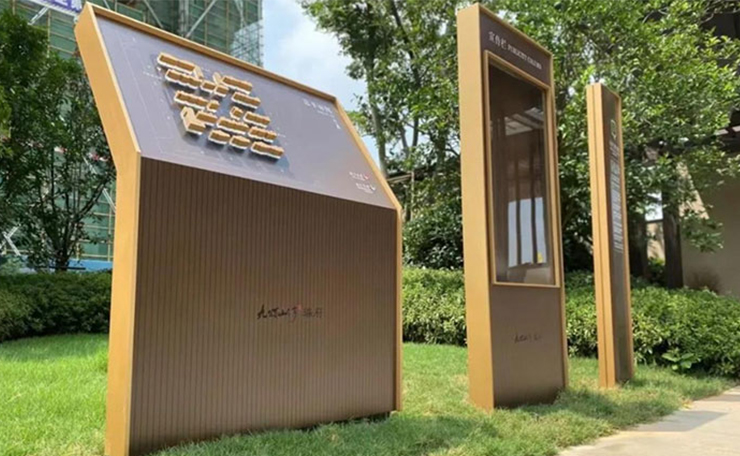 武漢標(biāo)識(shí)標(biāo)牌制作工藝?yán)铮g刻與絲印哪個(gè)更適合個(gè)性化定制？